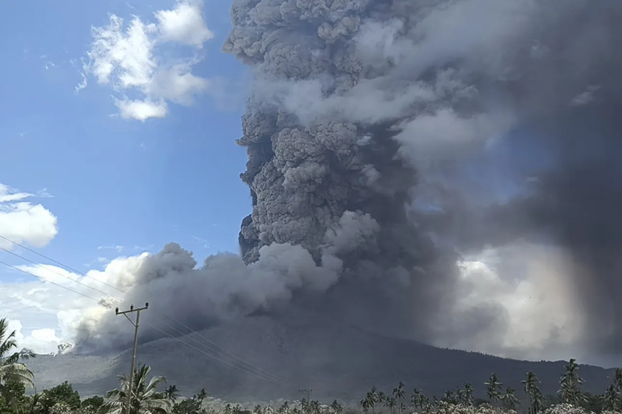 Indonesia: El volcán Lewotobi Laki Laki sigue emitiendo columnas de ceniza