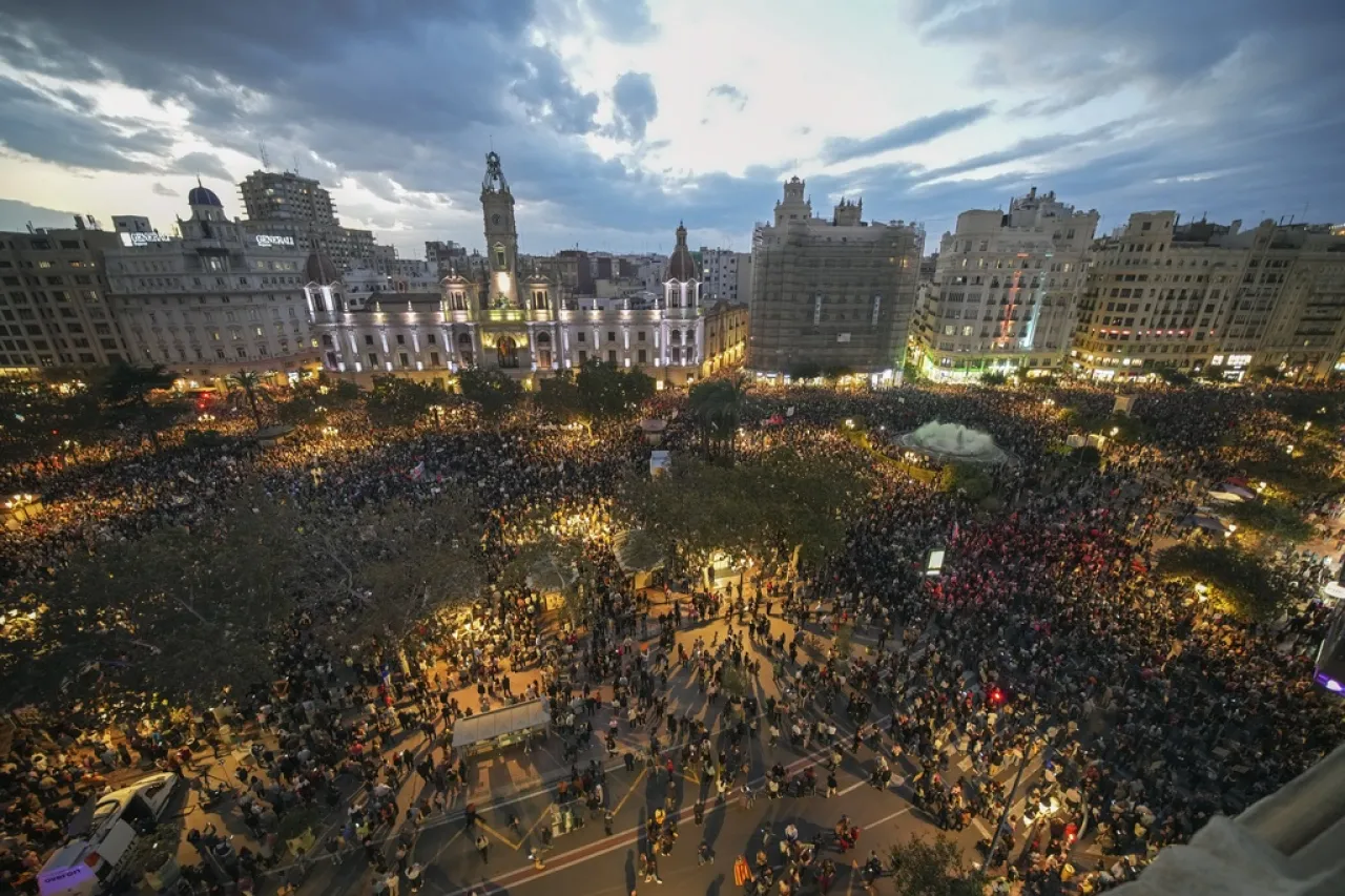 Protestan contra líder de Valencia por mala respuesta a las inundaciones