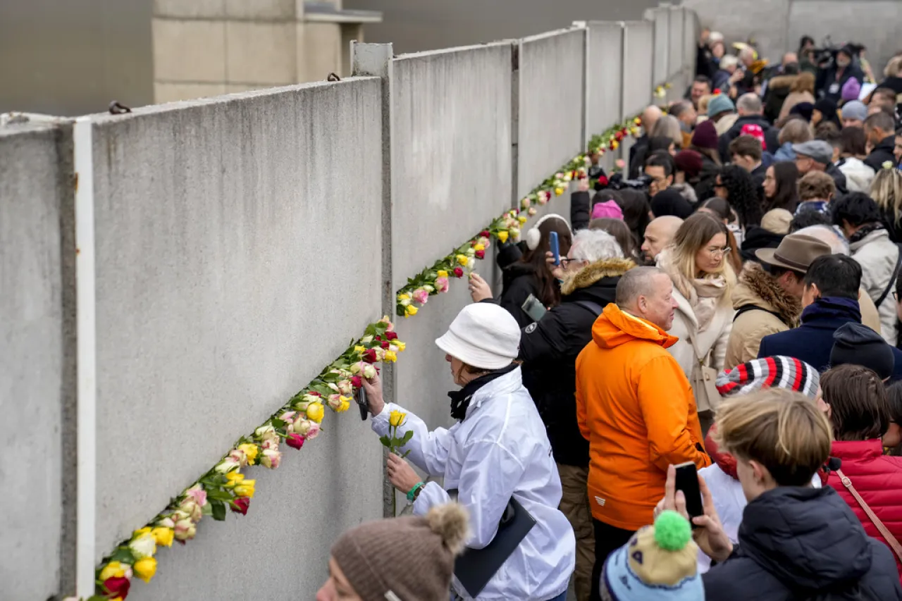 Celebran 35 años de la caída del Muro de Berlín