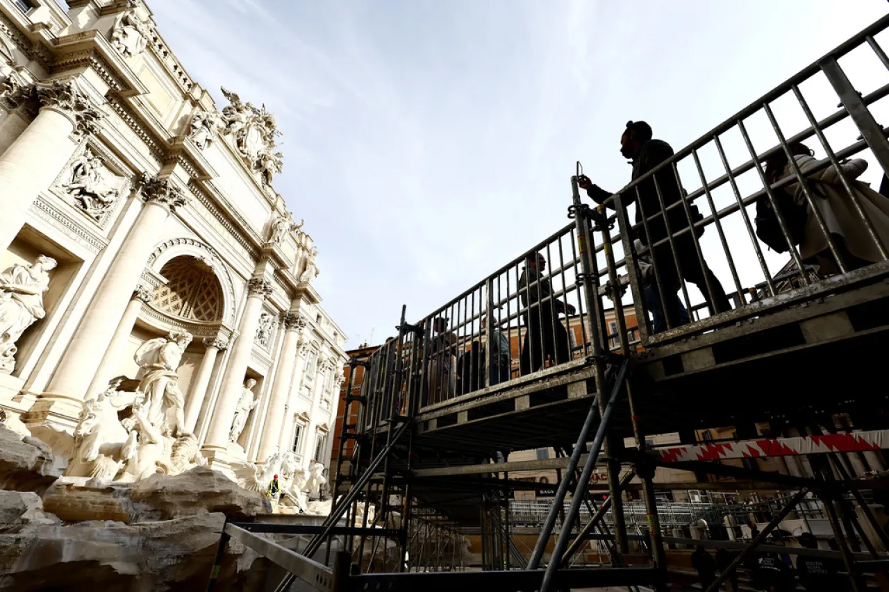 Turistas en Roma podrán contemplar Fuente de Trevi, pero no lanzar monedas