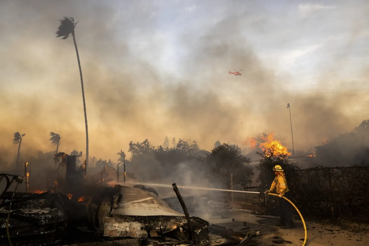 Vientos más débiles ayudan a combatir incendio forestal en California