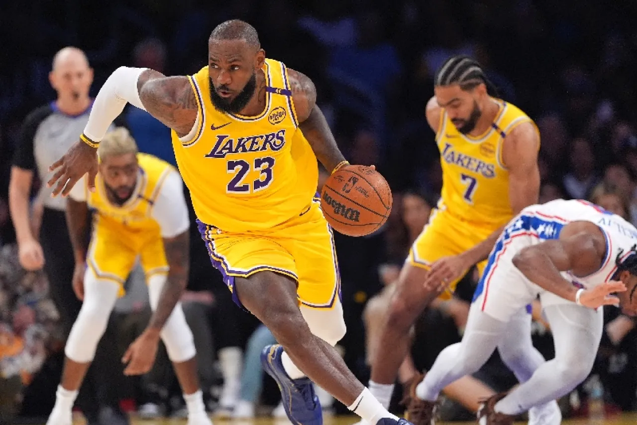 LeBron pone su triple-doble 114 en victoria de Lakers vs 76ers