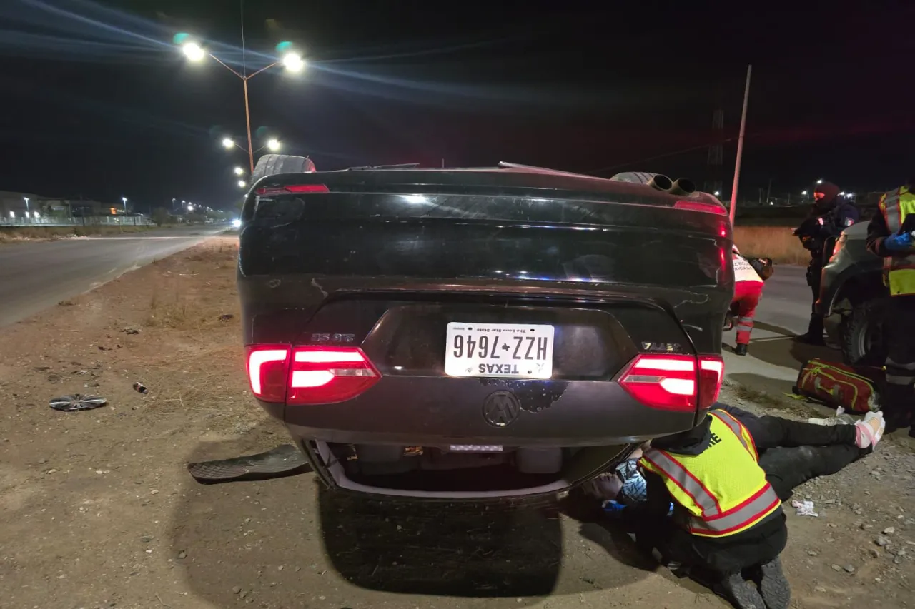 Vuelca su Volkswagen en la calle Acacias