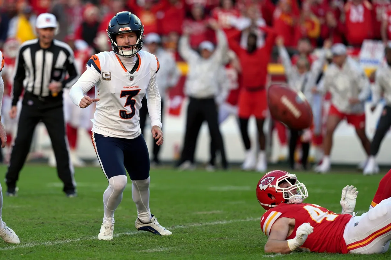 Chiefs bloquean potencial gol de campo de Broncos y ganan para seguir invictos