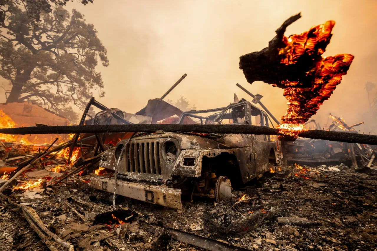 Bomberos ganan terreno contra devastador incendio en el sur de California