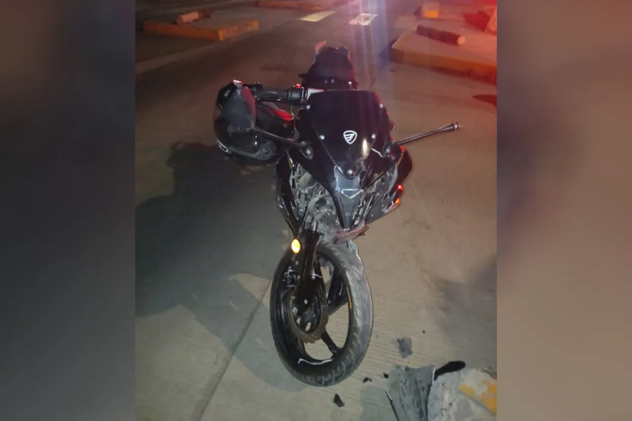 Choca motociclista, mujer que lo acompañaba queda lesionada