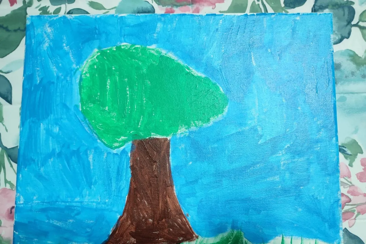 Niña juarense vende sus pinturas para comprarle regalo a su hermanita