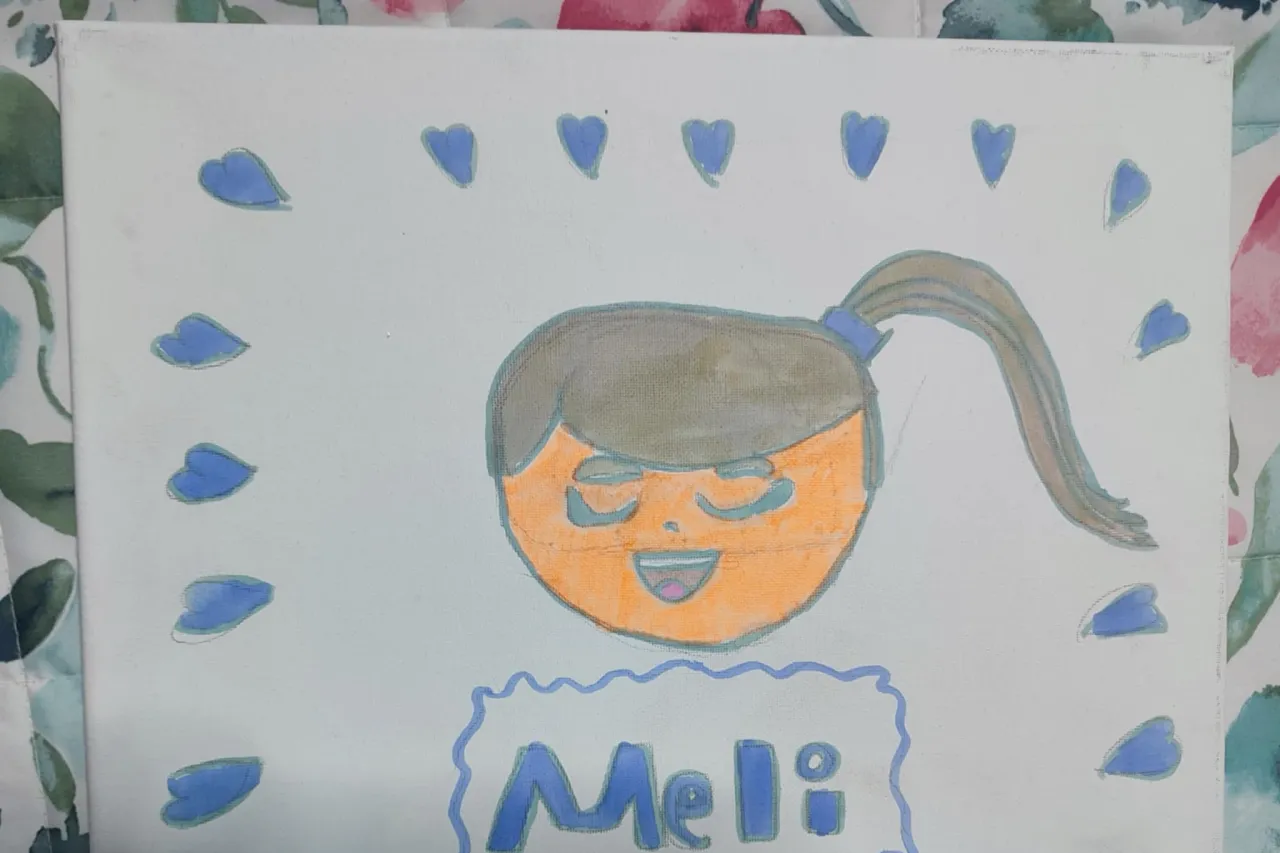 Niña juarense vende sus pinturas para comprarle regalo a su hermanita