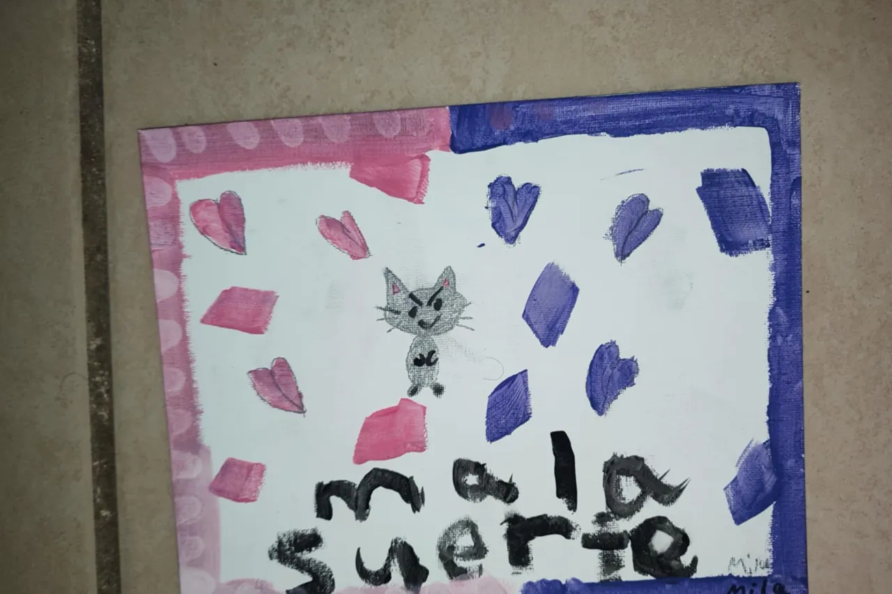 Niña juarense vende sus pinturas para comprarle regalo a su hermanita