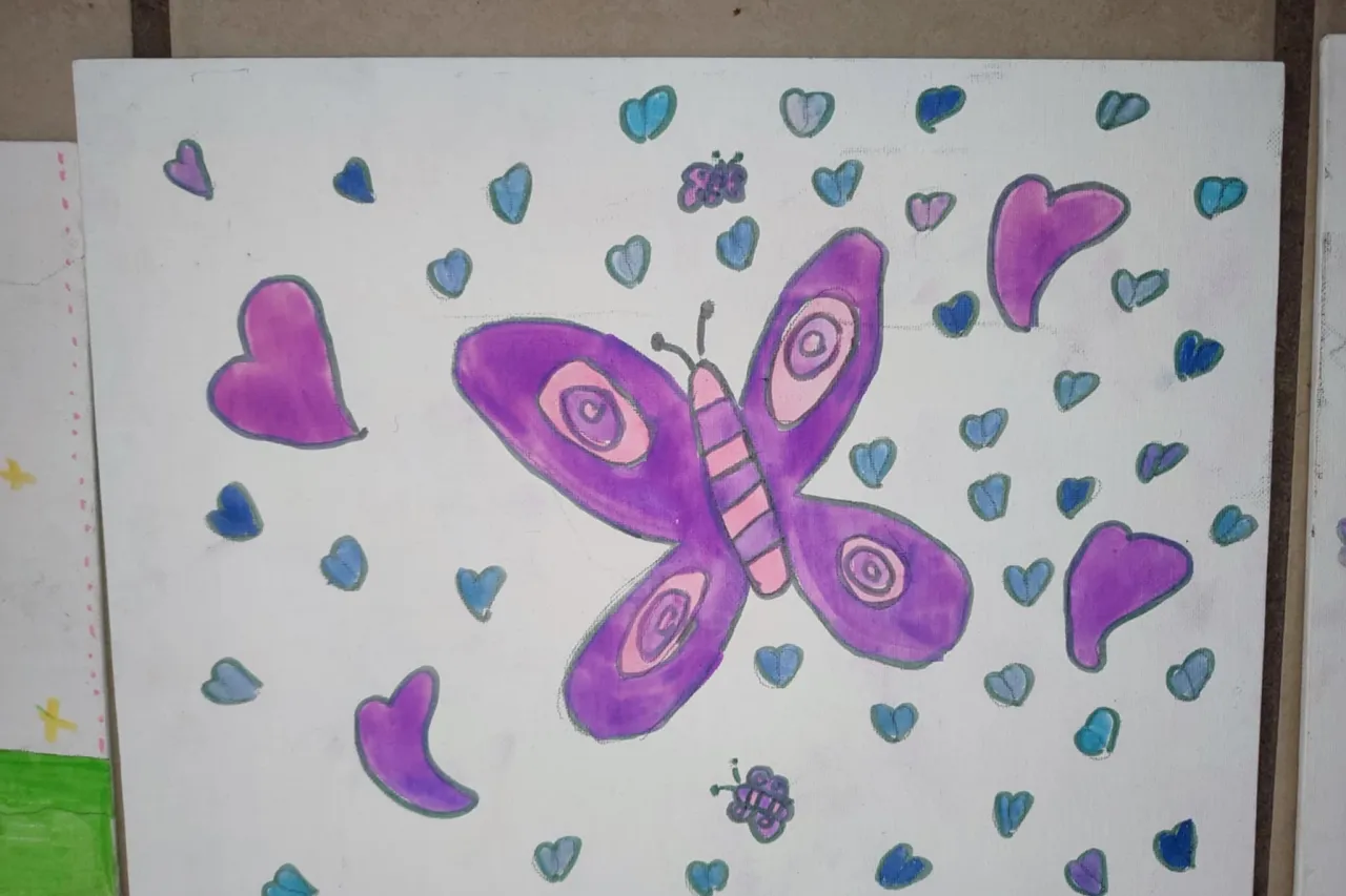 Niña juarense vende sus pinturas para comprarle regalo a su hermanita