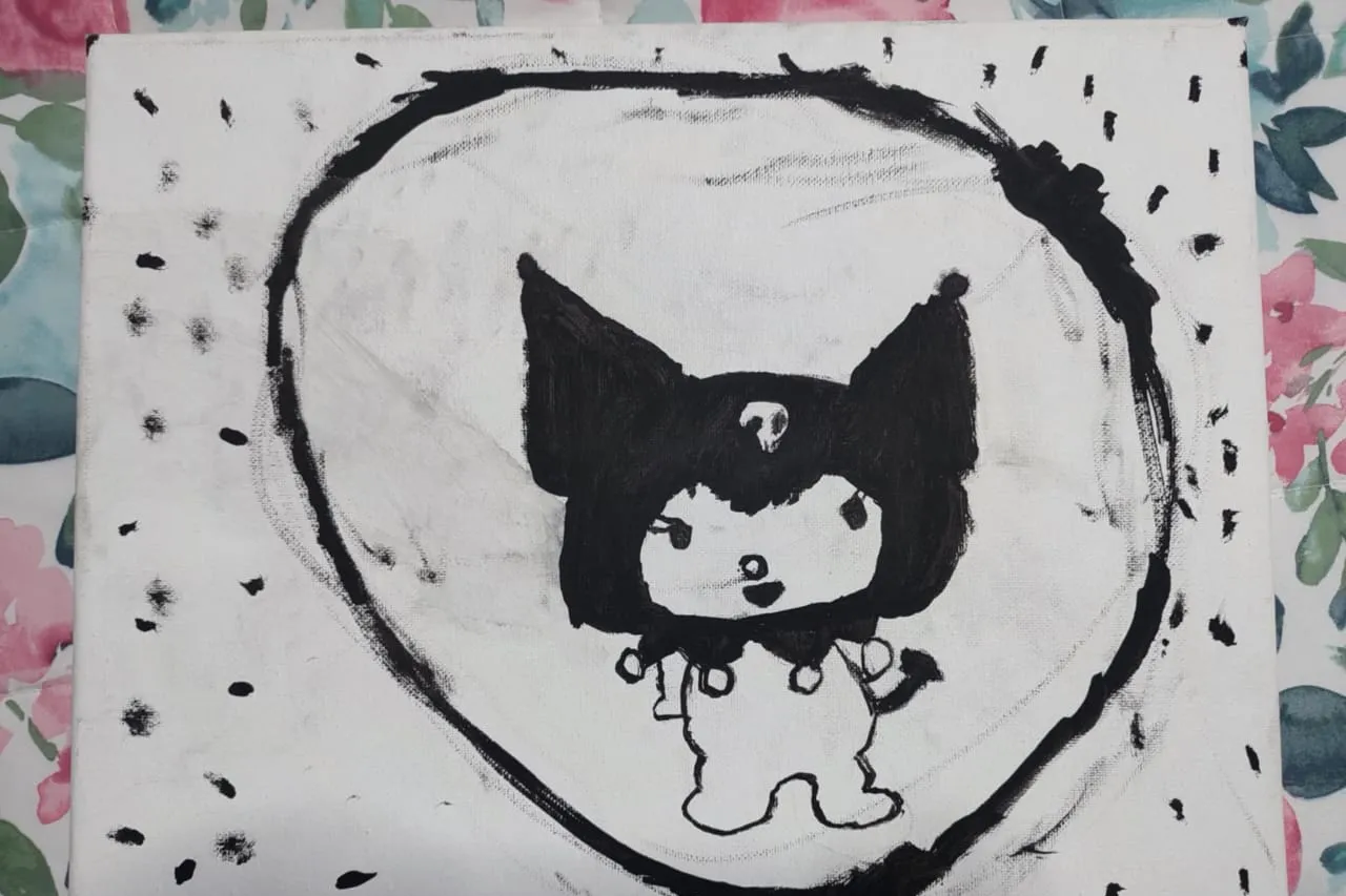 Niña juarense vende sus pinturas para comprarle regalo a su hermanita