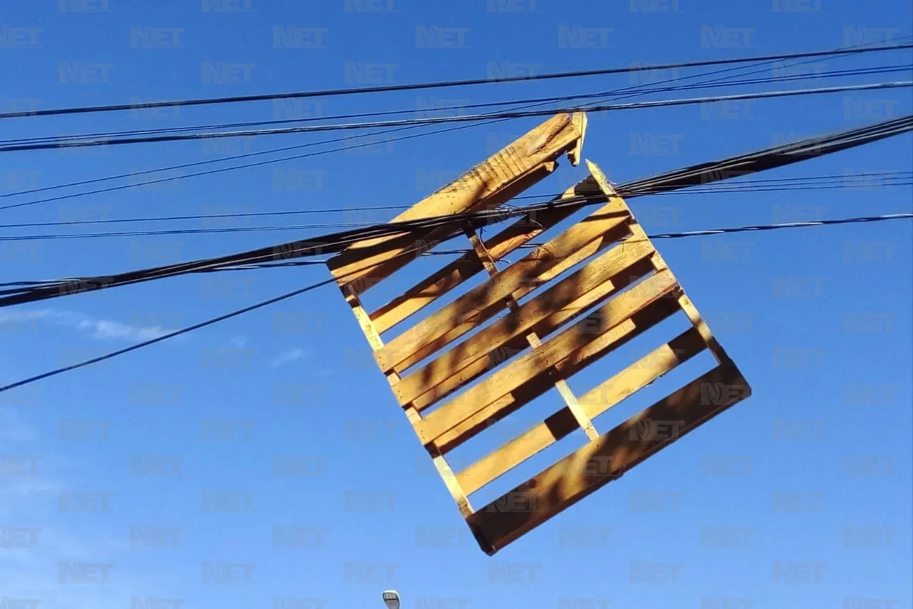 Cuelgan de cables 'pallet' de madera en la Reforma