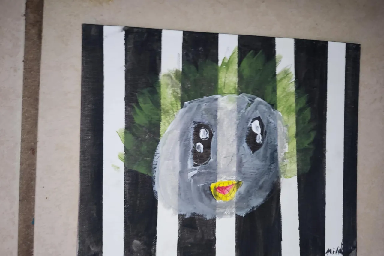 Niña juarense vende sus pinturas para comprarle regalo a su hermanita