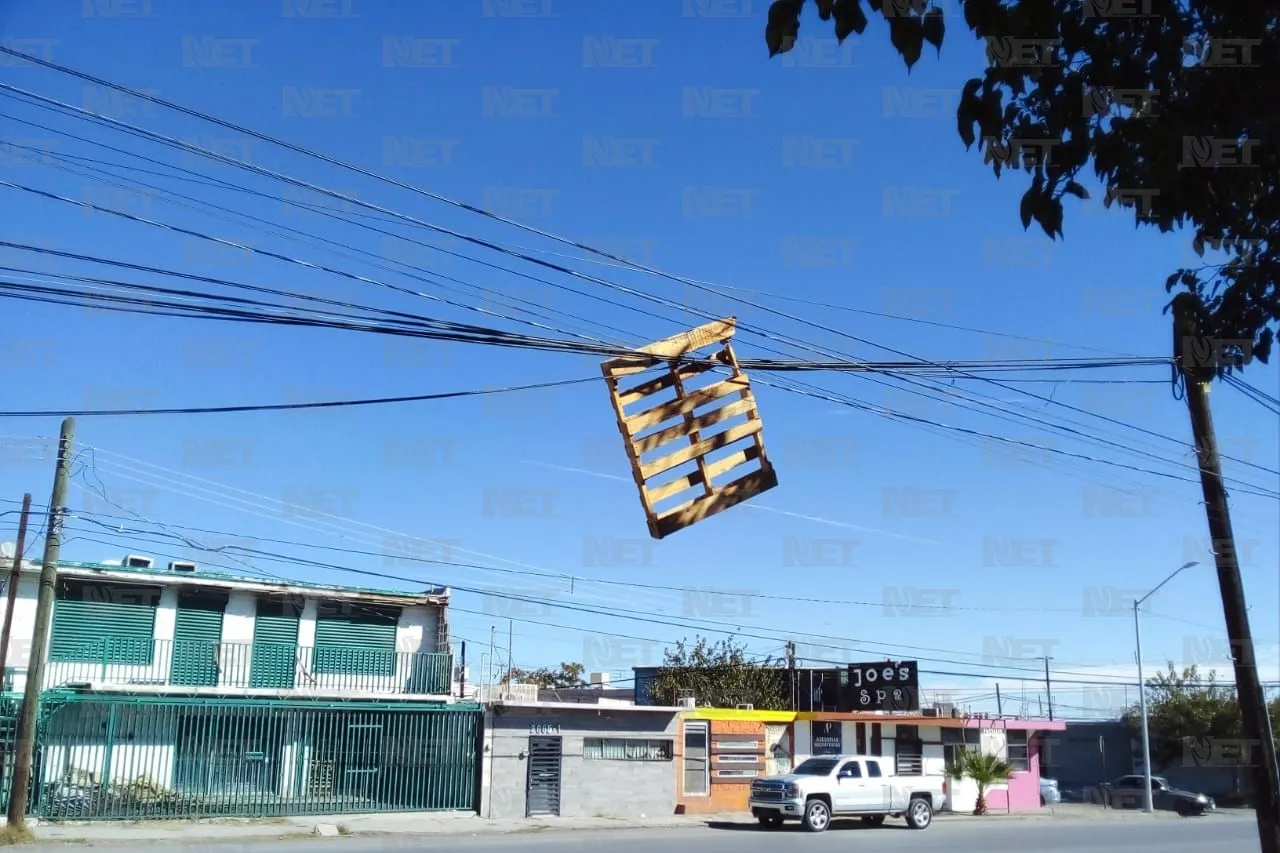 Cuelgan de cables 'pallet' de madera en la Reforma