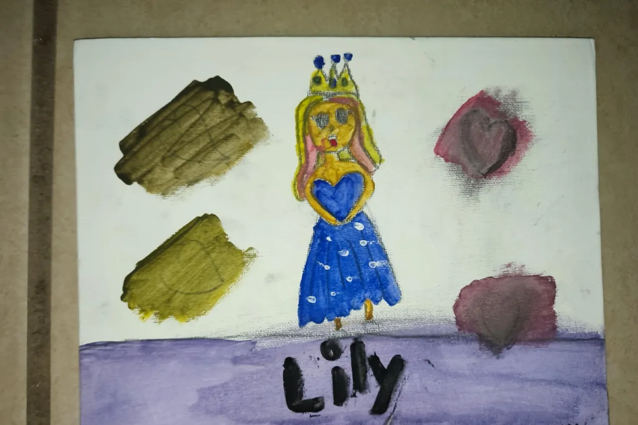 Niña juarense vende sus pinturas para comprarle regalo a su hermanita