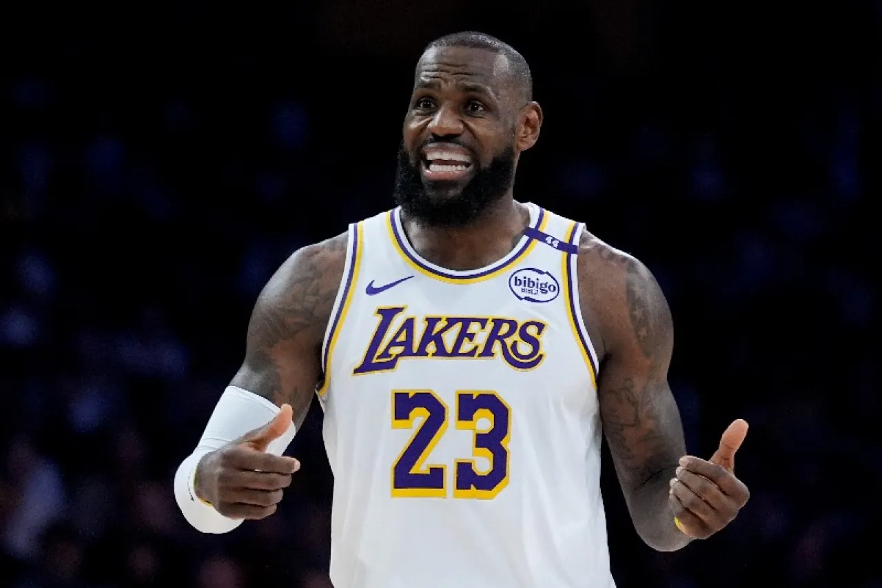 LeBron James vuelve a hacer triple-doble en victoria sobre Raptors