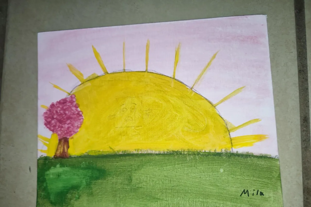Niña juarense vende sus pinturas para comprarle regalo a su hermanita