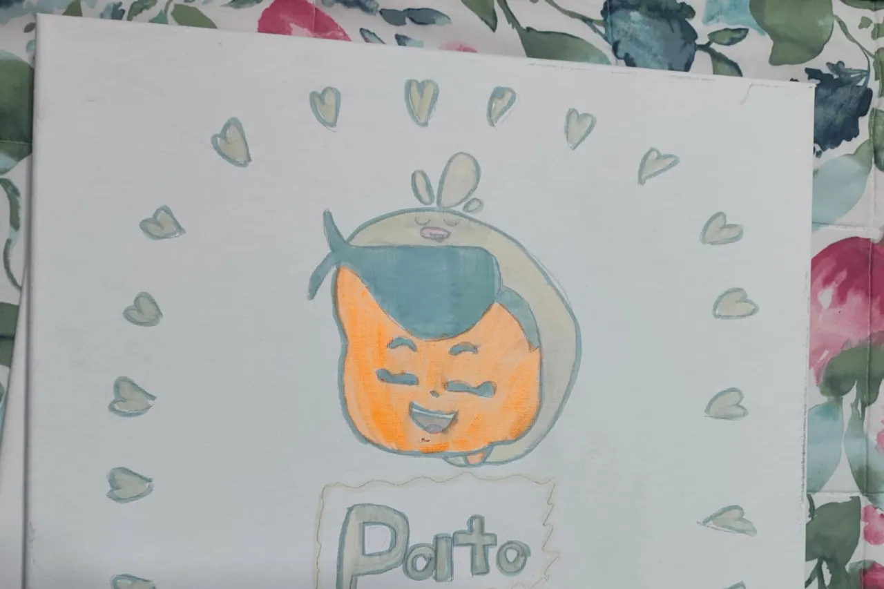 Niña juarense vende sus pinturas para comprarle regalo a su hermanita