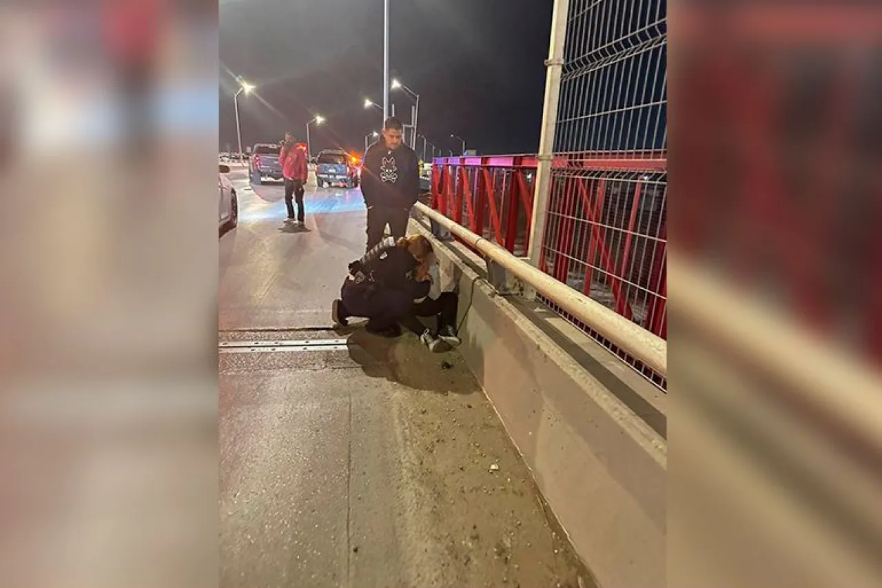 Agentes viales salvan a joven en un puente de Juárez