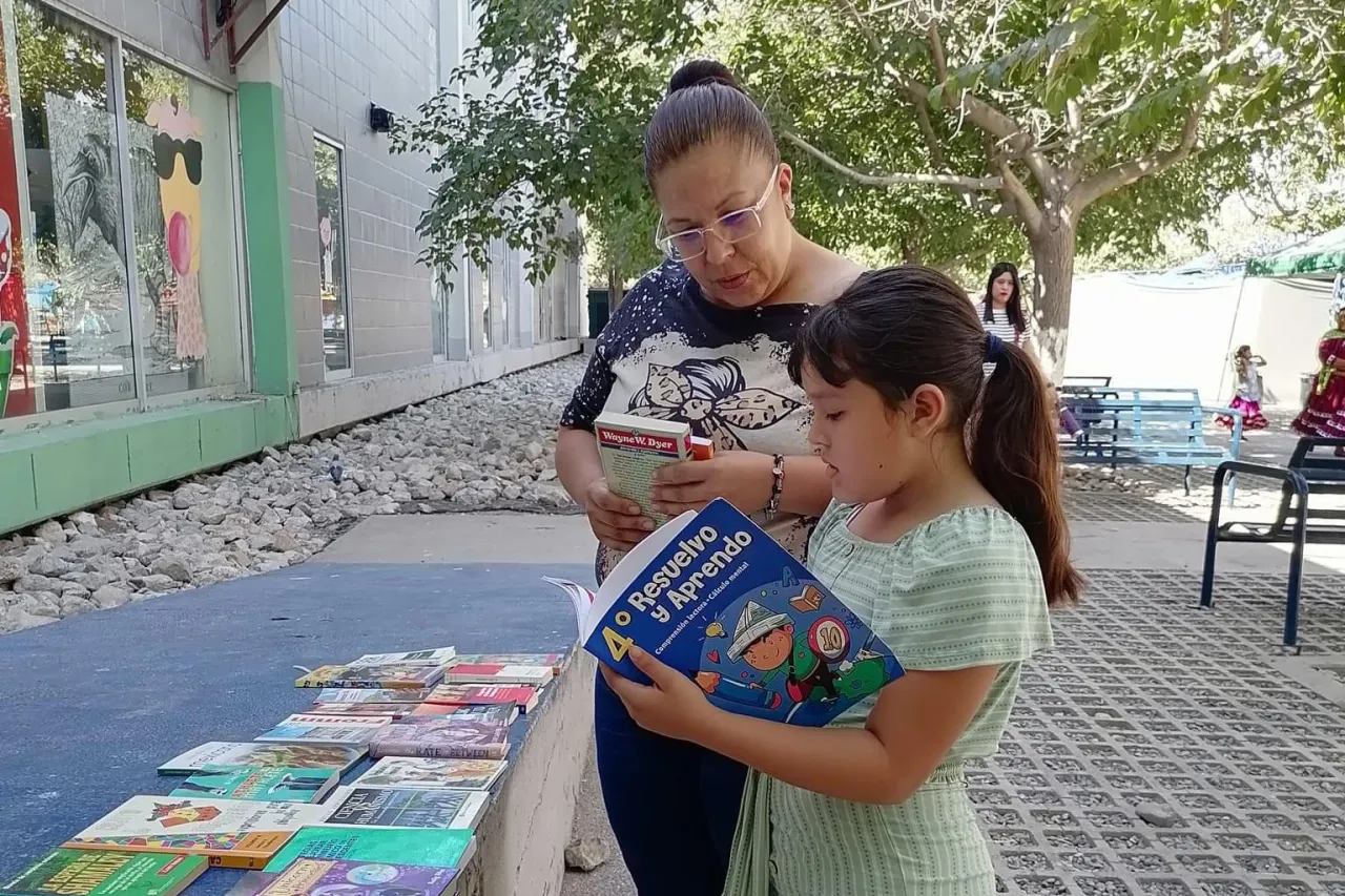 Celebran Día Nacional del Libro con ejemplares gratis en el Parque Central