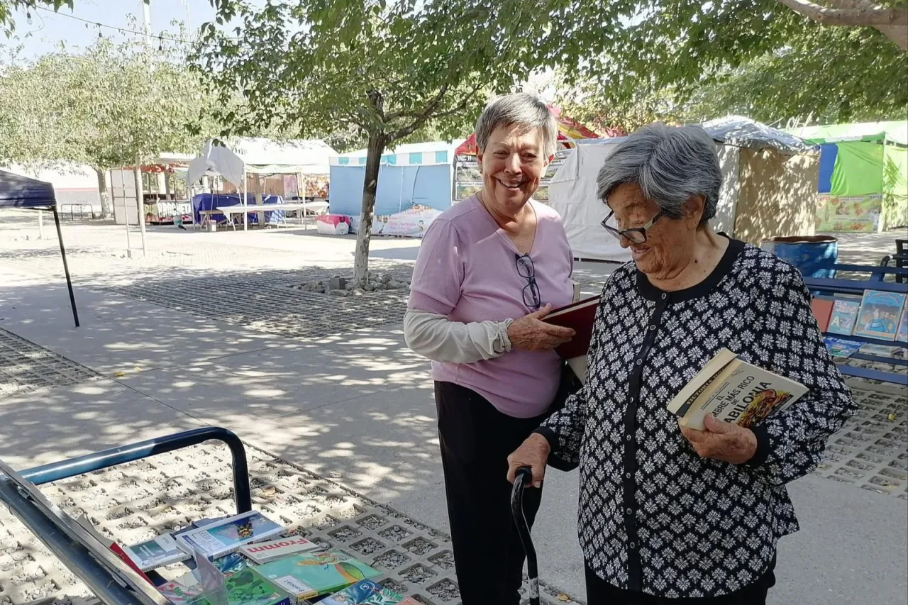 Celebran Día Nacional del Libro con ejemplares gratis en el Parque Central