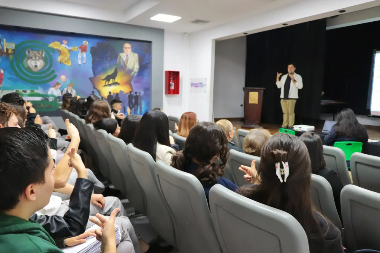 Llevan talleres para inclusión de personas con discapacidad a alumnos del Cobach