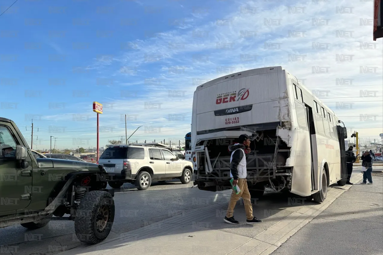 Tren impacta camión de personal y desata choque múltiple 