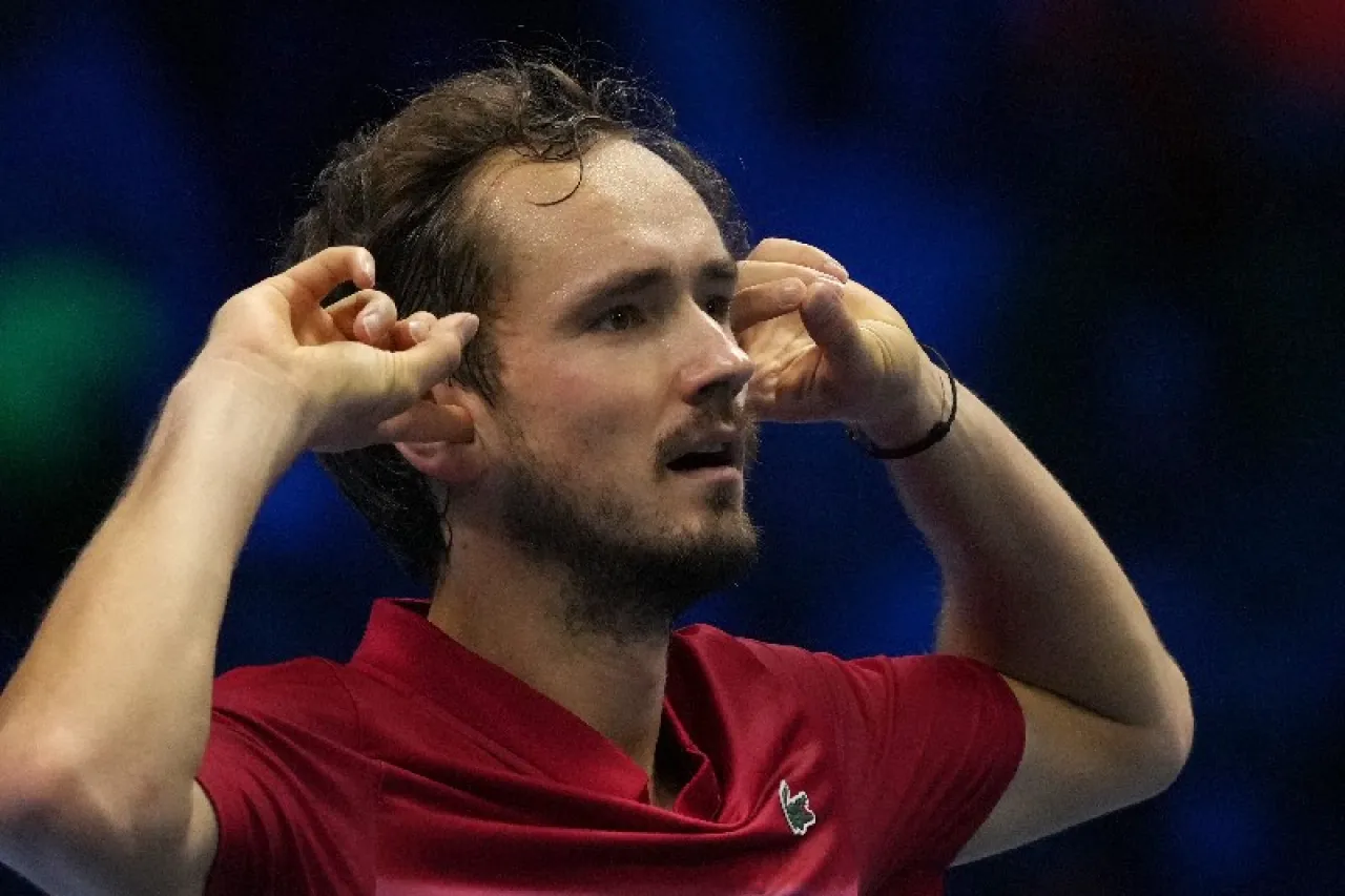 Medveded se repone y saca victoria en las ATP Finals