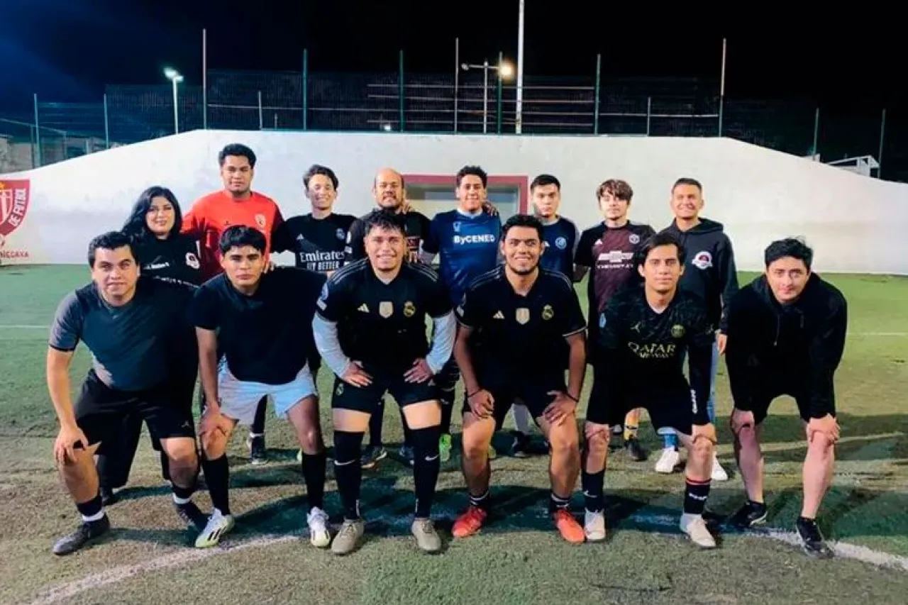 Mujer crea equipo de futbol con sus exnovios y se vuelve viral