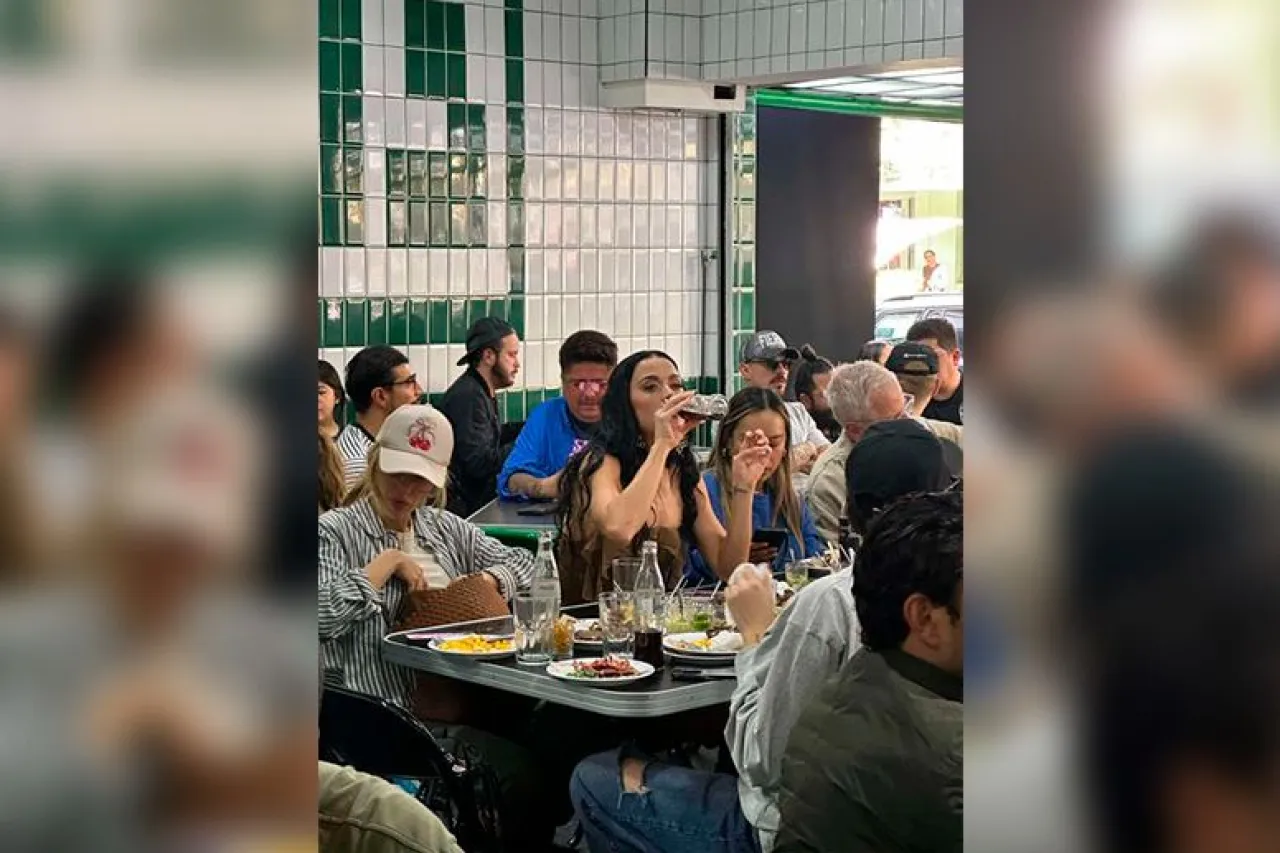 Tras momento incomodo en VLA, Katy Perry disfruta unos taquitos en la CDMX