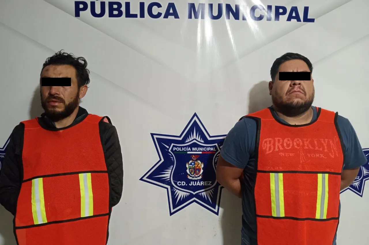 Le roban camioneta, la encuentra, propina golpiza a ladrón; arrestan a ambos