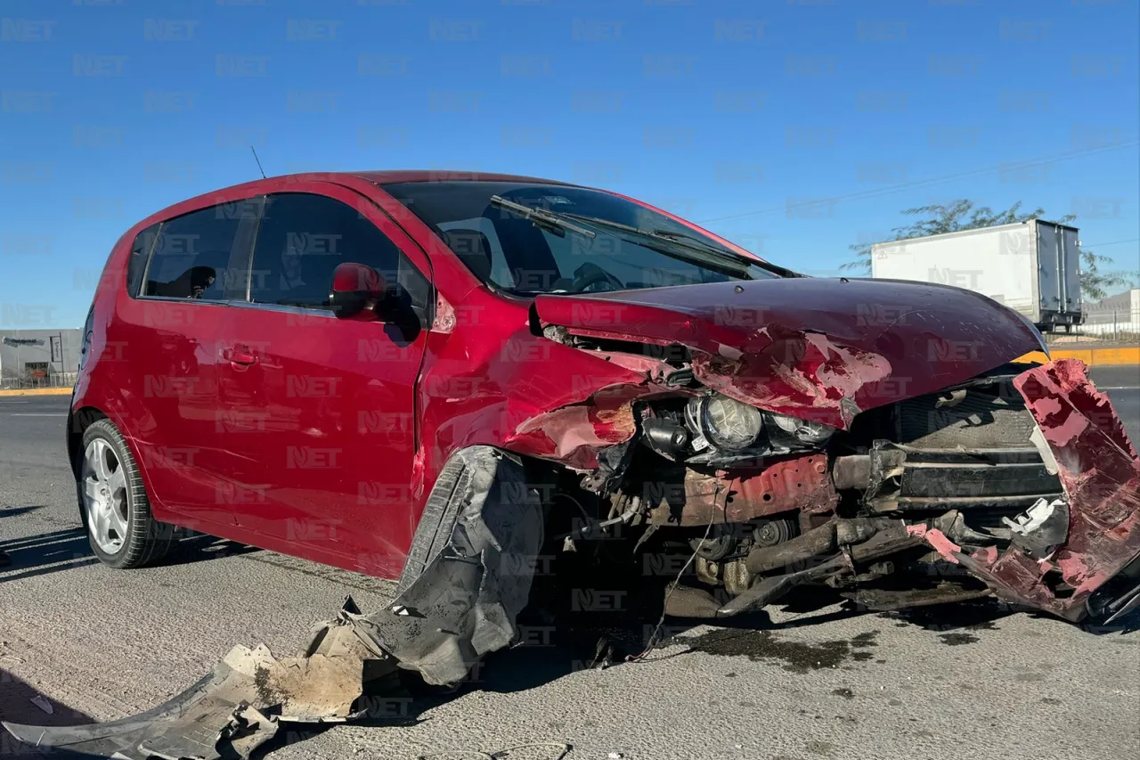 Lo impacta camioneta, pierde el control y se estrella contra puente