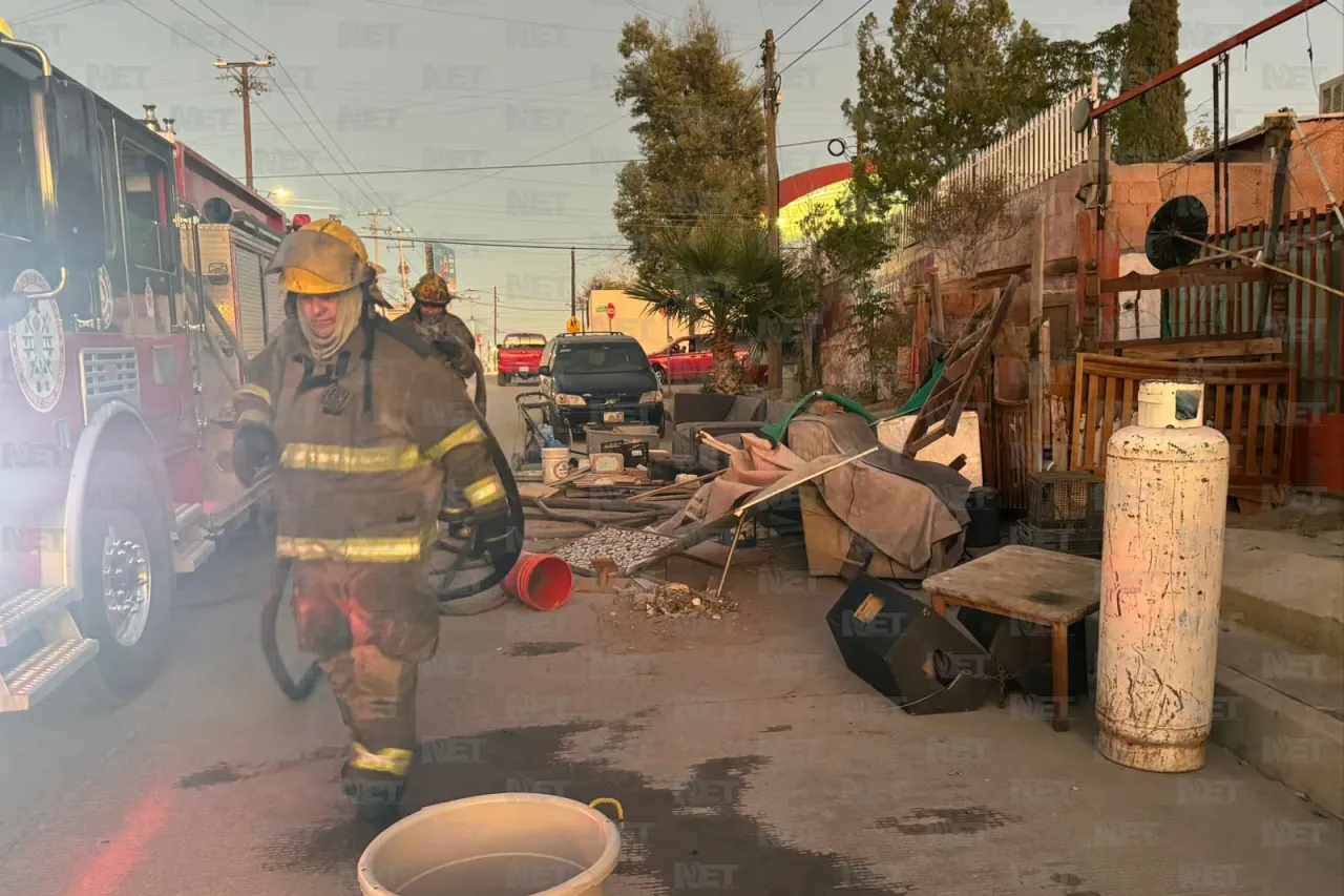 Sacan pertenencias para salvarlas de incendio