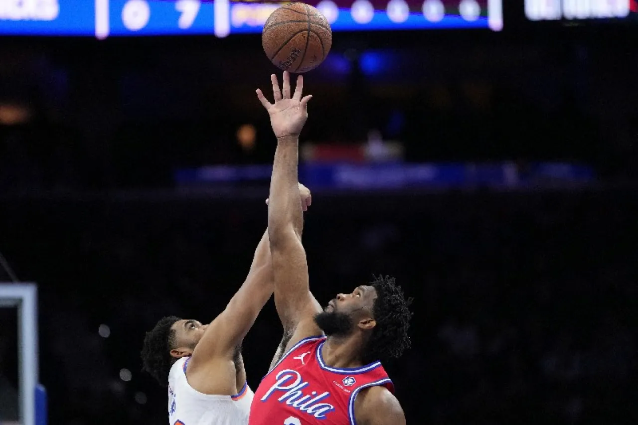 Knicks echan a perder debut de Embiid con los 76ers