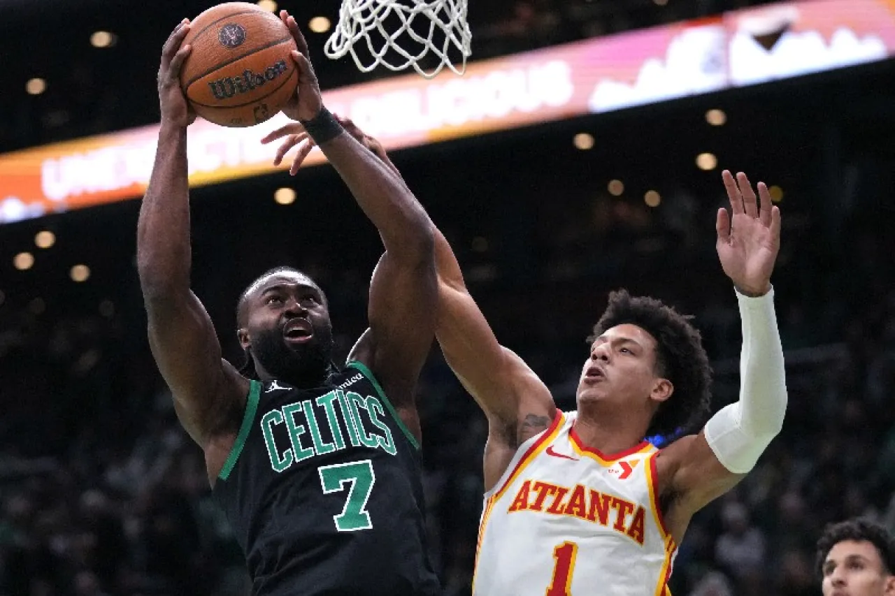 Vancen Hawks a los campeones Celtics en arranque de la NBA Cup