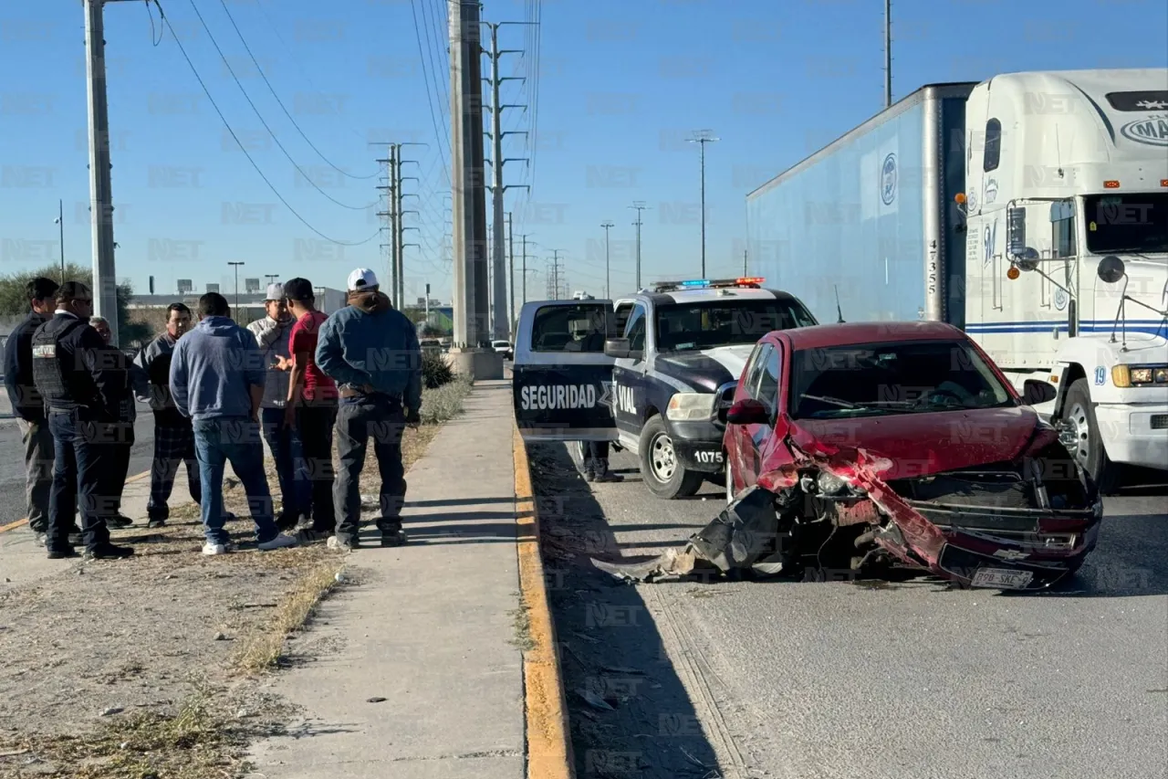 Lo impacta camioneta, pierde el control y se estrella contra puente