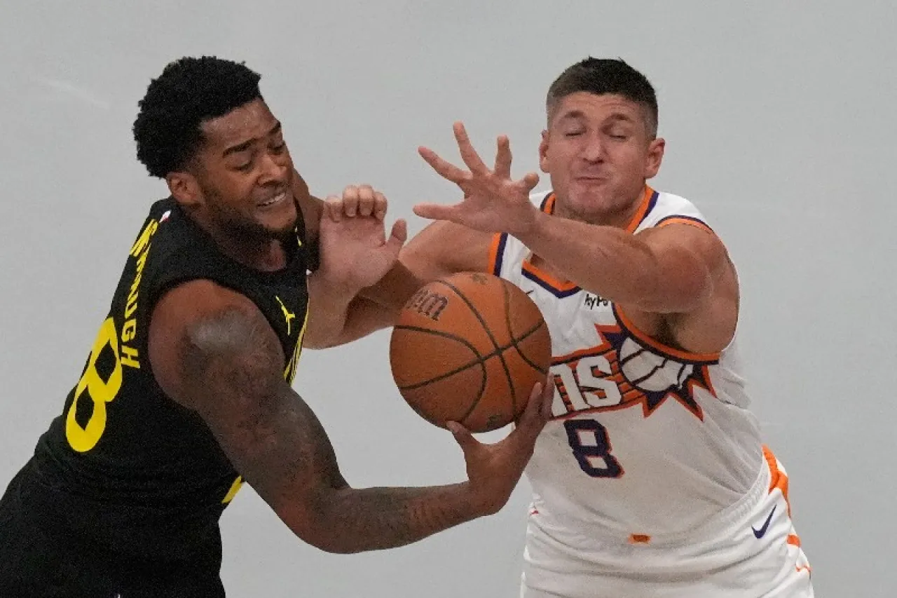 Devin Booker clava tres decenas en victoria de Suns sobre el Jazz