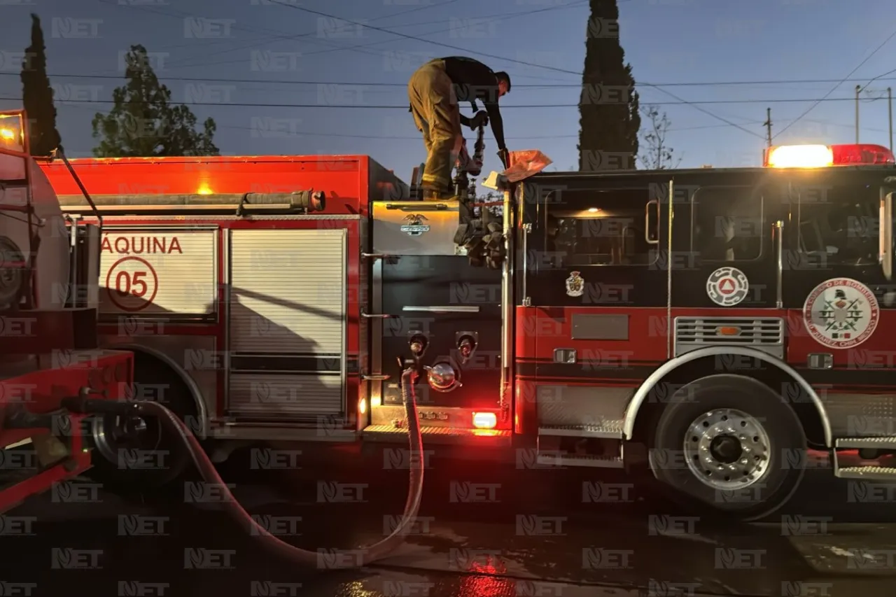 Sacan pertenencias para salvarlas de incendio