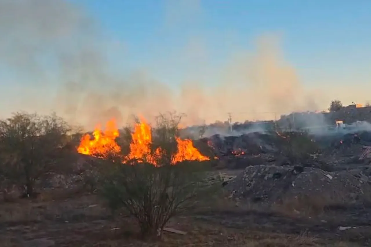 Denuncian que dueño de terreno en la Rosita provoca incendios