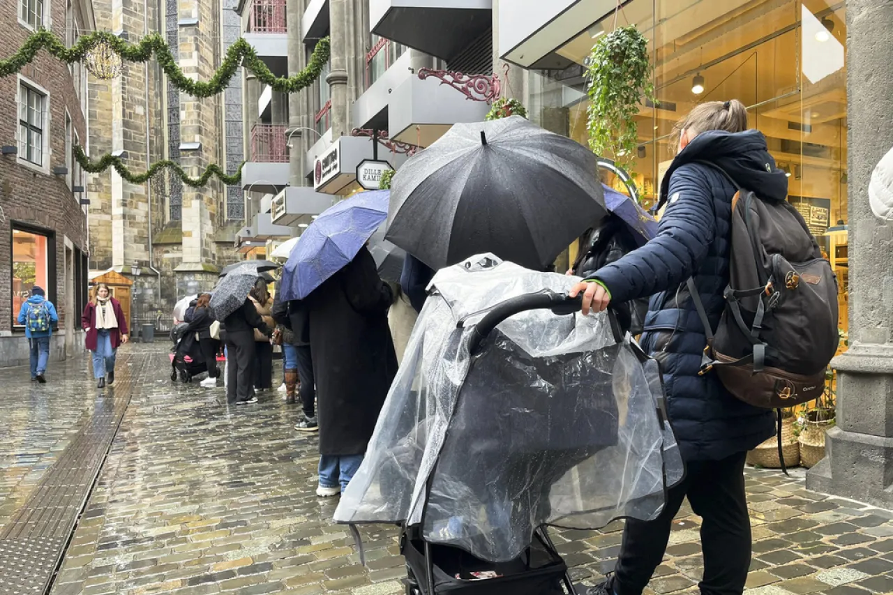 Cientos de personas en Europa hacen fila para probar el nuevo chocolate de Dubái