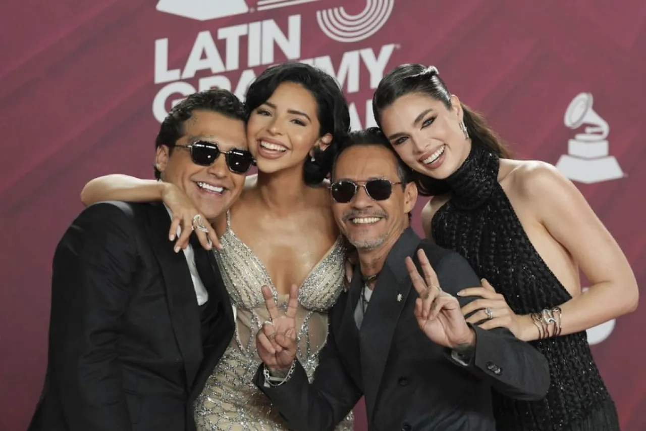 ‘Derraman miel’ Ángela Aguilar y Nodal en la alfombra roja de los Latin Grammy