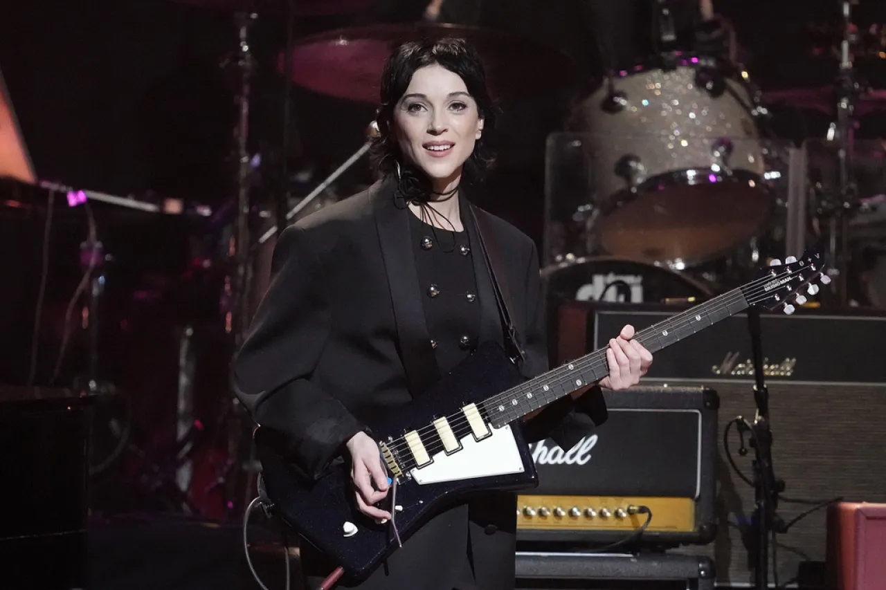 St. Vincent irá al Corona Capital y lanzará 'Todos nacen gritando'