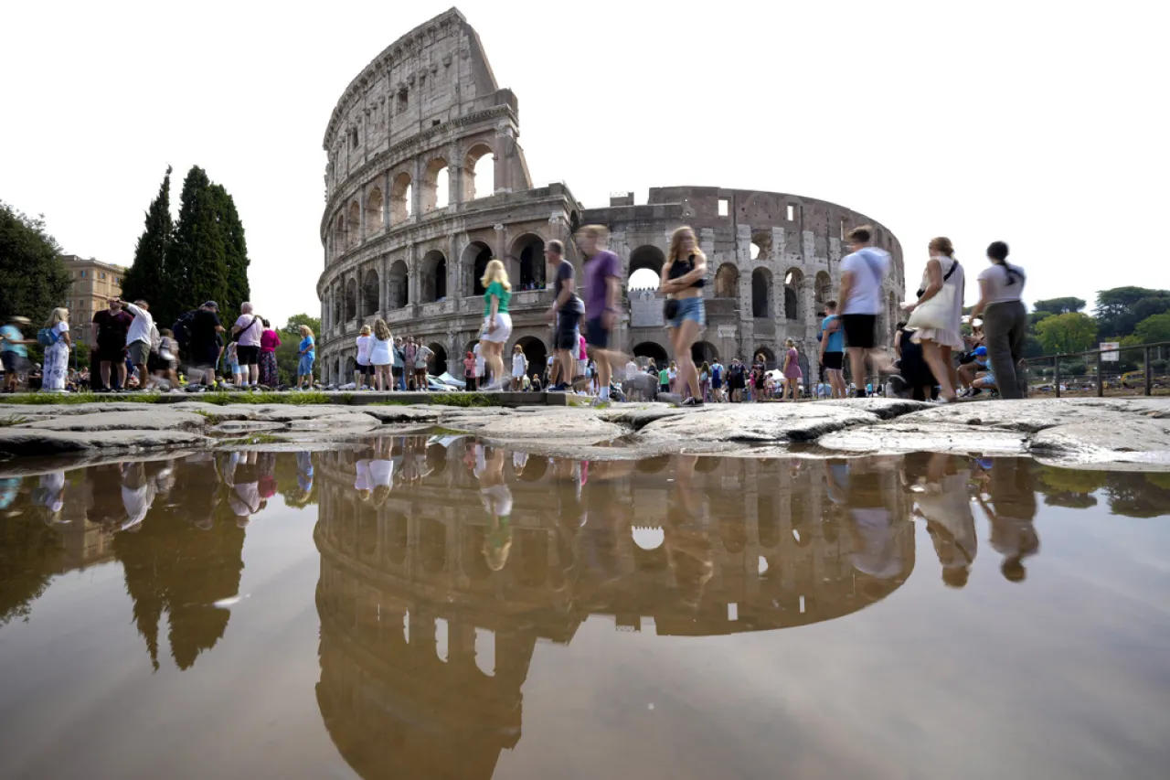 Airbnb patrocina combates de gladiadores en el Coliseo Romano.