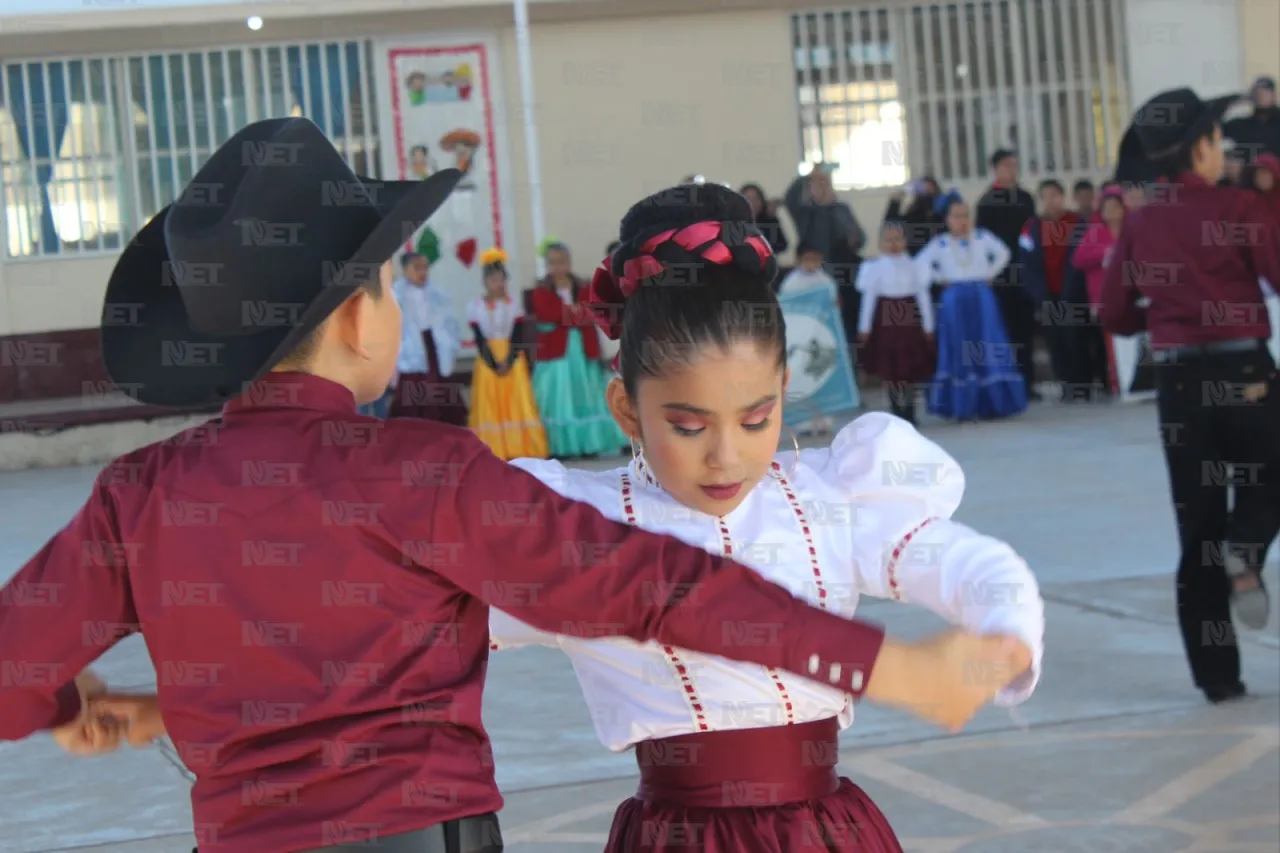 Entrega alcalde obras en la primaria Nezahualcóyotl