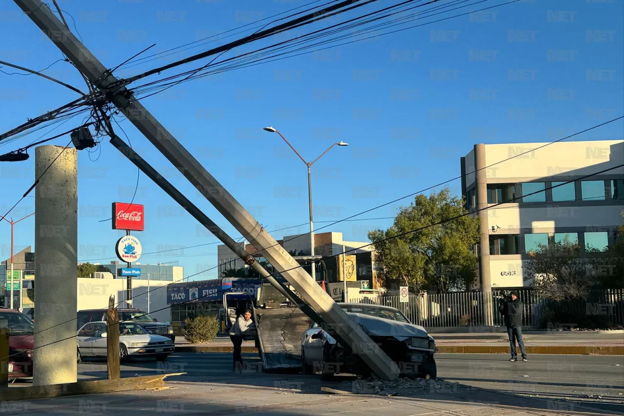 Adulto mayor choca y derriba poste, queda lesionado