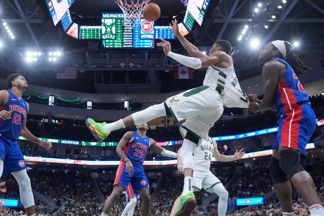 Antetokounmpo pone más de medio centenar, Bucks supera a Pistons