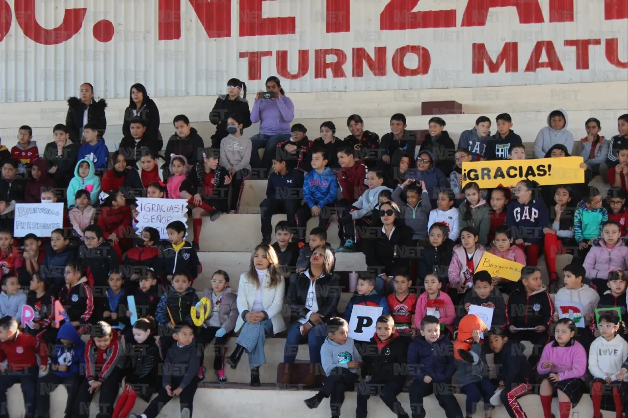 Entrega alcalde obras en la primaria Nezahualcóyotl