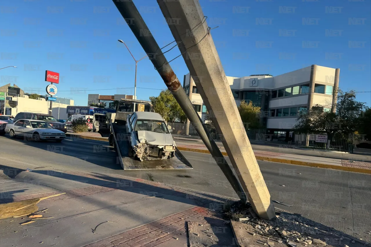 Adulto mayor choca y derriba poste, queda lesionado