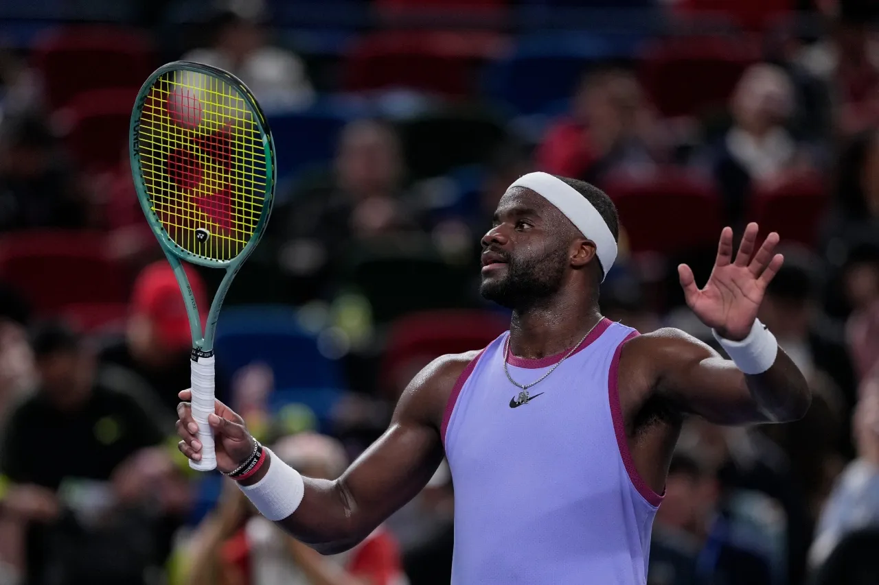 Frances Tiafoe multado con 120 mil dólares por insultar a un juez de tenis