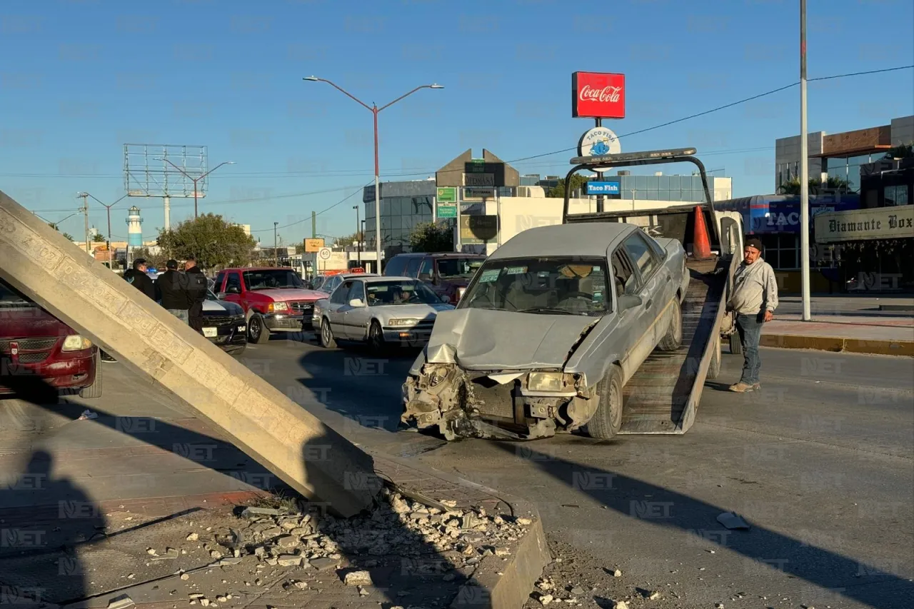 Adulto mayor choca y derriba poste, queda lesionado